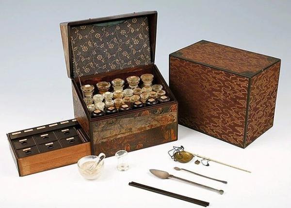 کشف محتویات یک بطری 160 ساله با اشعه ایکس